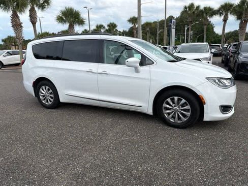Used 2017 Chrysler Pacifica Touring-L FWD image 10