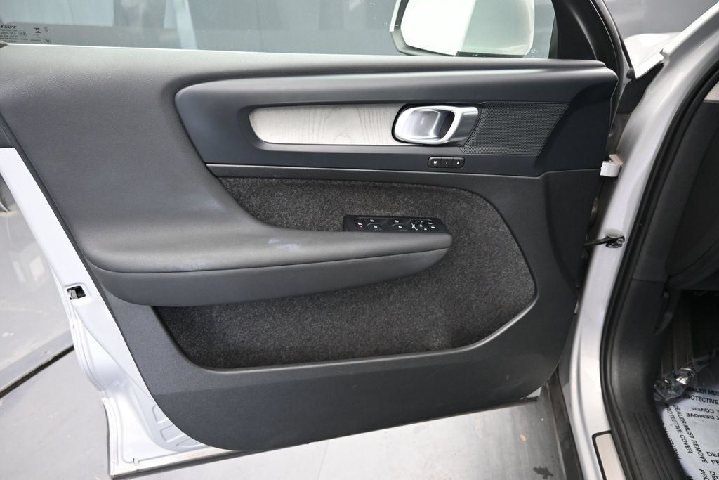 Used 2024 Volvo XC40 B5 Core AWD/4WD image 16