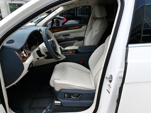 Used 2023 Bentley Bentayga AWD/4WD image 17