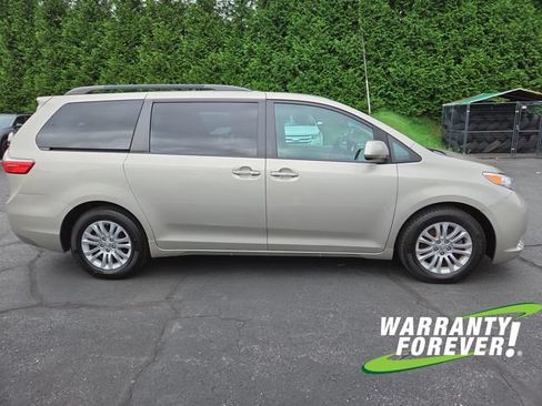 Used 2017 Toyota Sienna XLE Premium FWD image 8