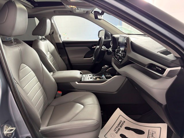 Used 2020 Toyota Highlander XLE AWD/4WD image 30