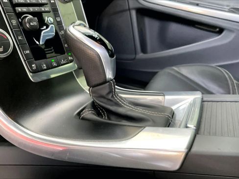 Used 2018 Volvo S60 T6 R-Design Platinum image 16