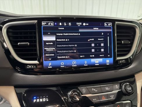 Used 2024 Chrysler Pacifica Touring-L FWD image 27