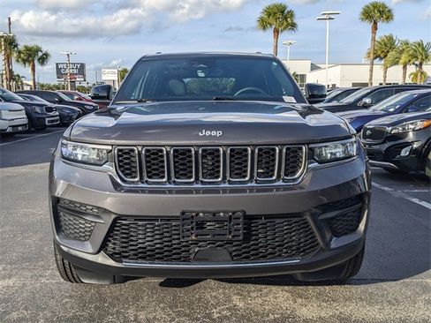 Certified 2025 Jeep Grand Cherokee Laredo image 7