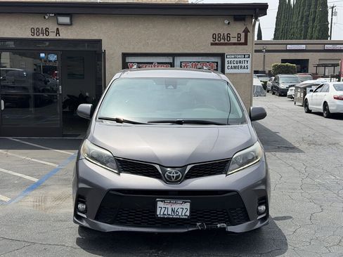 Used 2018 Toyota Sienna SE FWD image 2