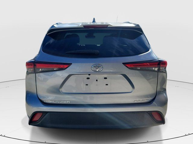 Used 2021 Toyota Highlander XLE AWD/4WD image 6