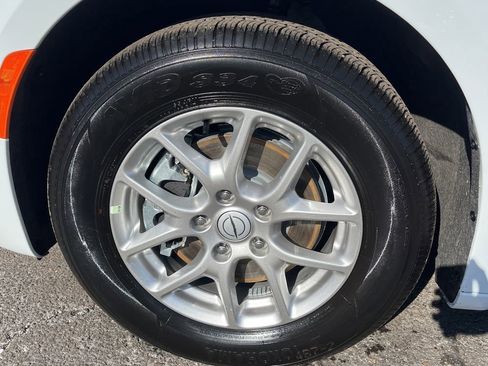 Used 2026 Chrysler Pacifica Select image 17