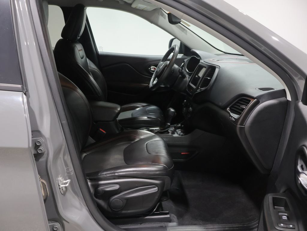 Used 2022 Jeep Cherokee Trailhawk AWD/4WD image 22
