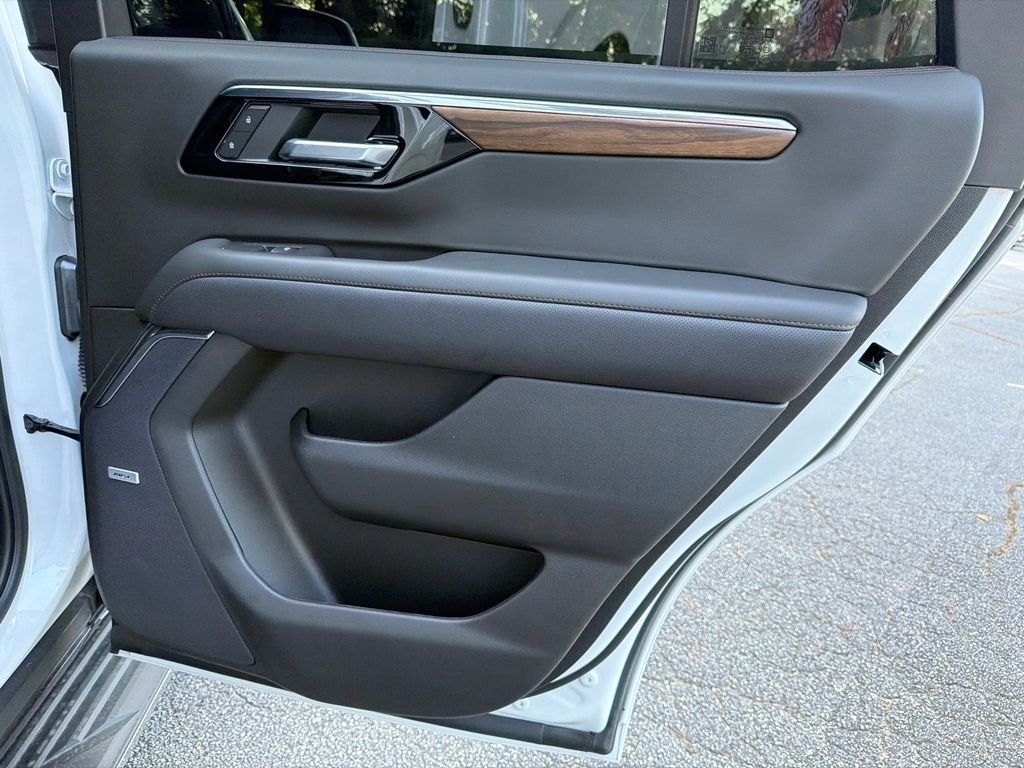 Used 2025 Chevrolet Tahoe High Country RWD image 16