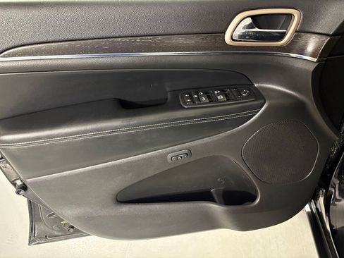 Used 2017 Jeep Grand Cherokee Limited w/ Luxury Group II AWD/4WD image 12