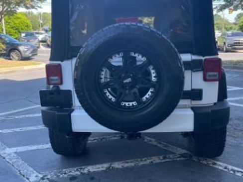 Used 2017 Jeep Wrangler Unlimited Sahara w/ Connectivity Group AWD/4WD image 5