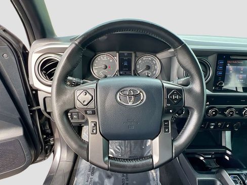 Used 2018 Toyota Tacoma TRD Off-Road w/ Technology Package AWD/4WD image 11