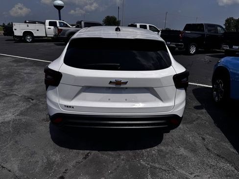 Used 2025 Chevrolet Trax LS image 3