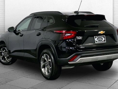 Used 2025 Chevrolet Trax LT w/ LT Convenience Package image 11