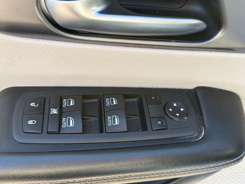 Used 2022 Chrysler Pacifica Touring-L w/ Uconnect Theater Family Group FWD image 17