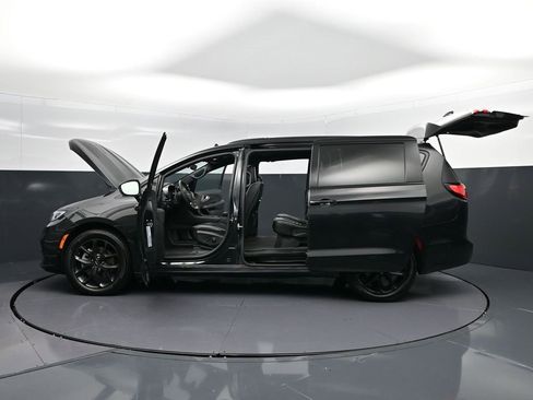 Used 2022 Chrysler Pacifica Limited w/ Uconnect Theater Family Group image 47