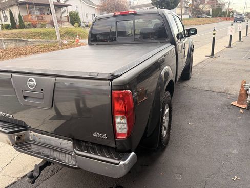 Used 2010 Nissan Frontier SE w/ SE Value Truck Pkg image 5