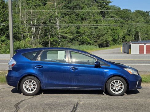 Used 2014 Toyota Prius V image 3