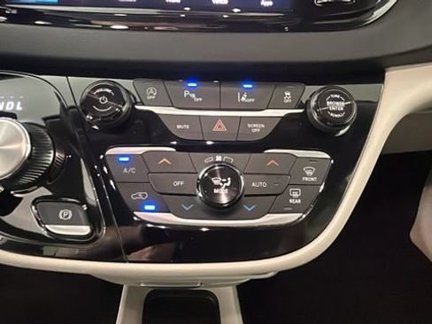 Used 2024 Chrysler Pacifica Touring-L FWD image 22