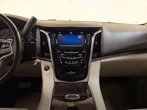 Used 2015 Cadillac Escalade Luxury image 32