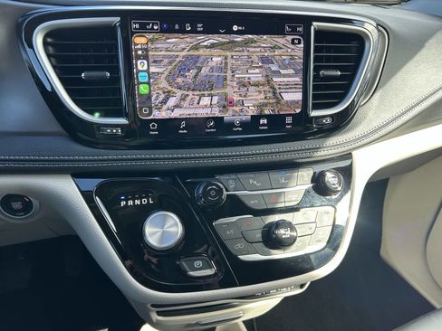 Used 2024 Chrysler Pacifica Touring-L image 17