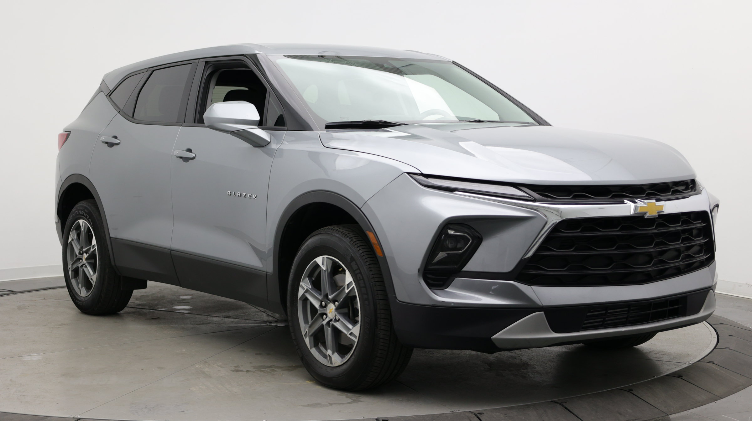 Used 2025 Chevrolet Blazer LT FWD image 3