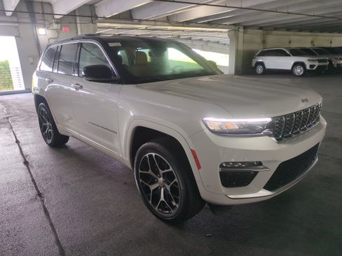 New 2025 Jeep Grand Cherokee Summit image 2