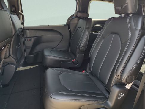 New 2026 Chrysler Pacifica Select image 29