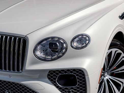 Used 2023 Bentley Bentayga Extended Wheelbase image 8