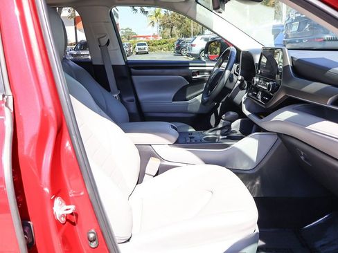 Used 2023 Toyota Highlander XLE image 30