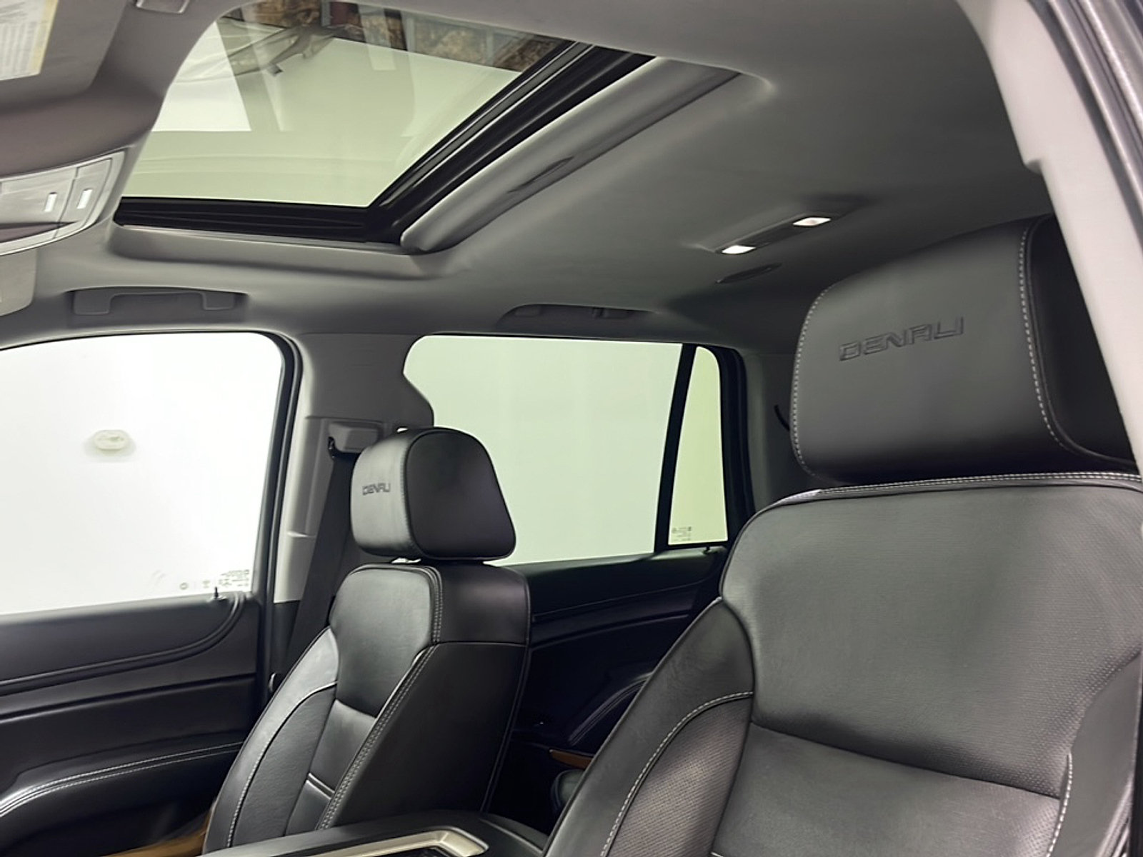 Used 2020 GMC Yukon Denali w/ Denali Premium Package AWD/4WD image 12