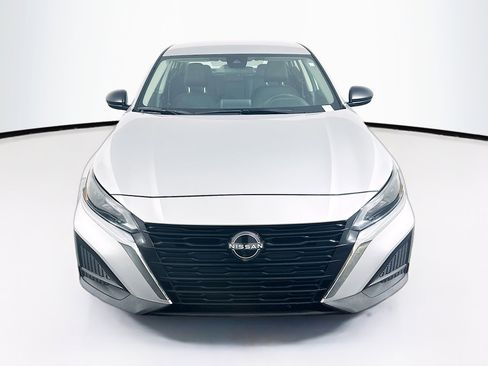 Used 2024 Nissan Altima 2.5 SV image 2