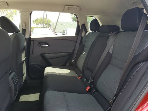 Used 2021 Nissan Rogue SV image 11