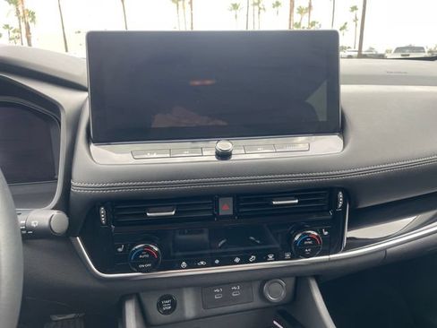 Used 2024 Nissan Rogue SL AWD/4WD image 18