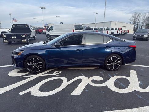 Used 2023 Nissan Altima 2.5 SR w/ SR Premium Package image 4