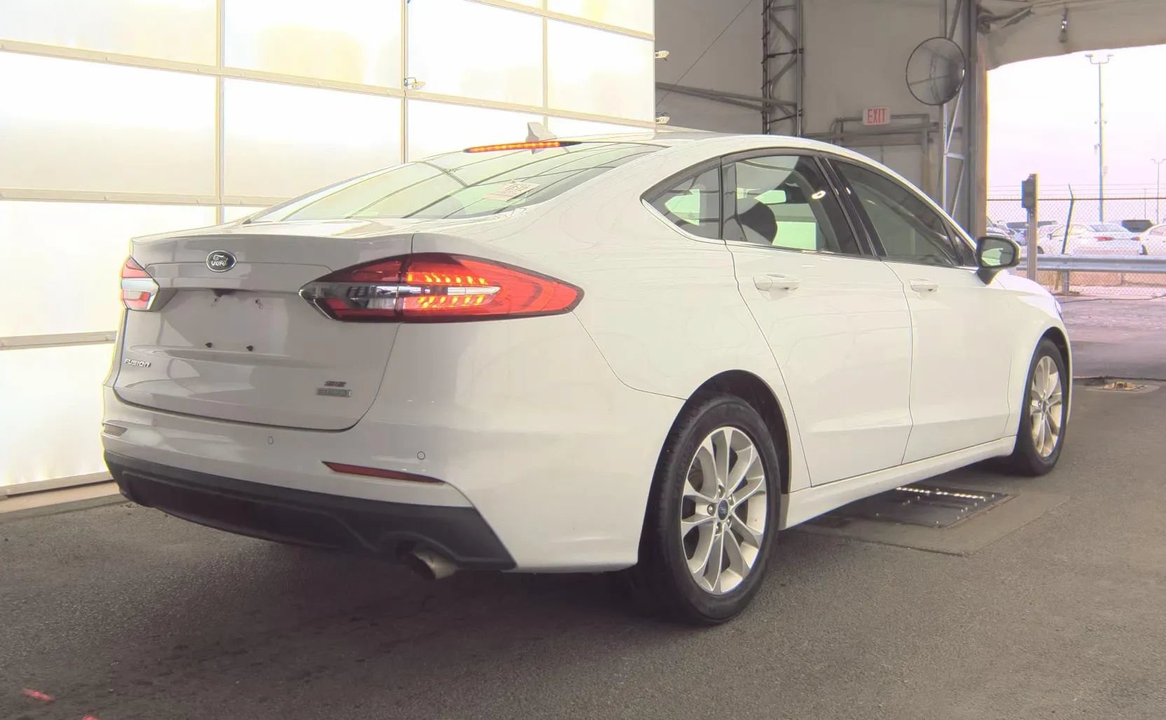 Used 2020 Ford Fusion SE FWD image 4