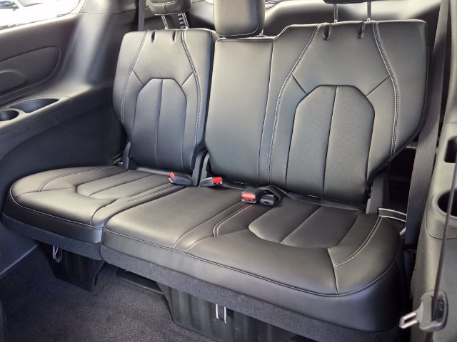 New 2027 Chrysler Pacifica Select FWD image 13