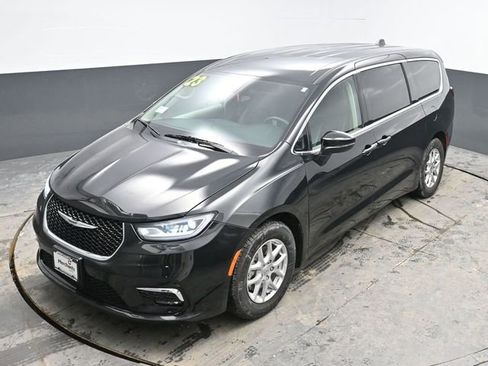 Used 2023 Chrysler Pacifica Touring-L image 31
