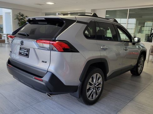 Used 2022 Toyota RAV4 XLE Premium image 7