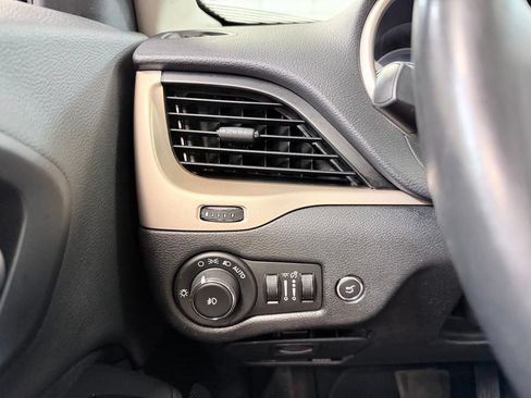 Used 2015 Jeep Cherokee Latitude w/ Comfort/Convenience Group AWD/4WD image 37
