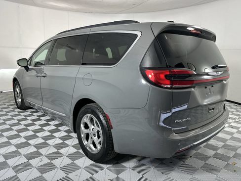 Used 2023 Chrysler Pacifica Limited FWD image 6