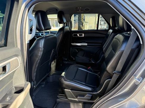 Used 2022 Ford Explorer XLT w/ Equipment Group 202A image 4