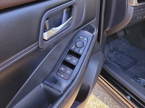 Used 2023 Nissan Rogue SV w/ SV Premium B Package FWD image 17