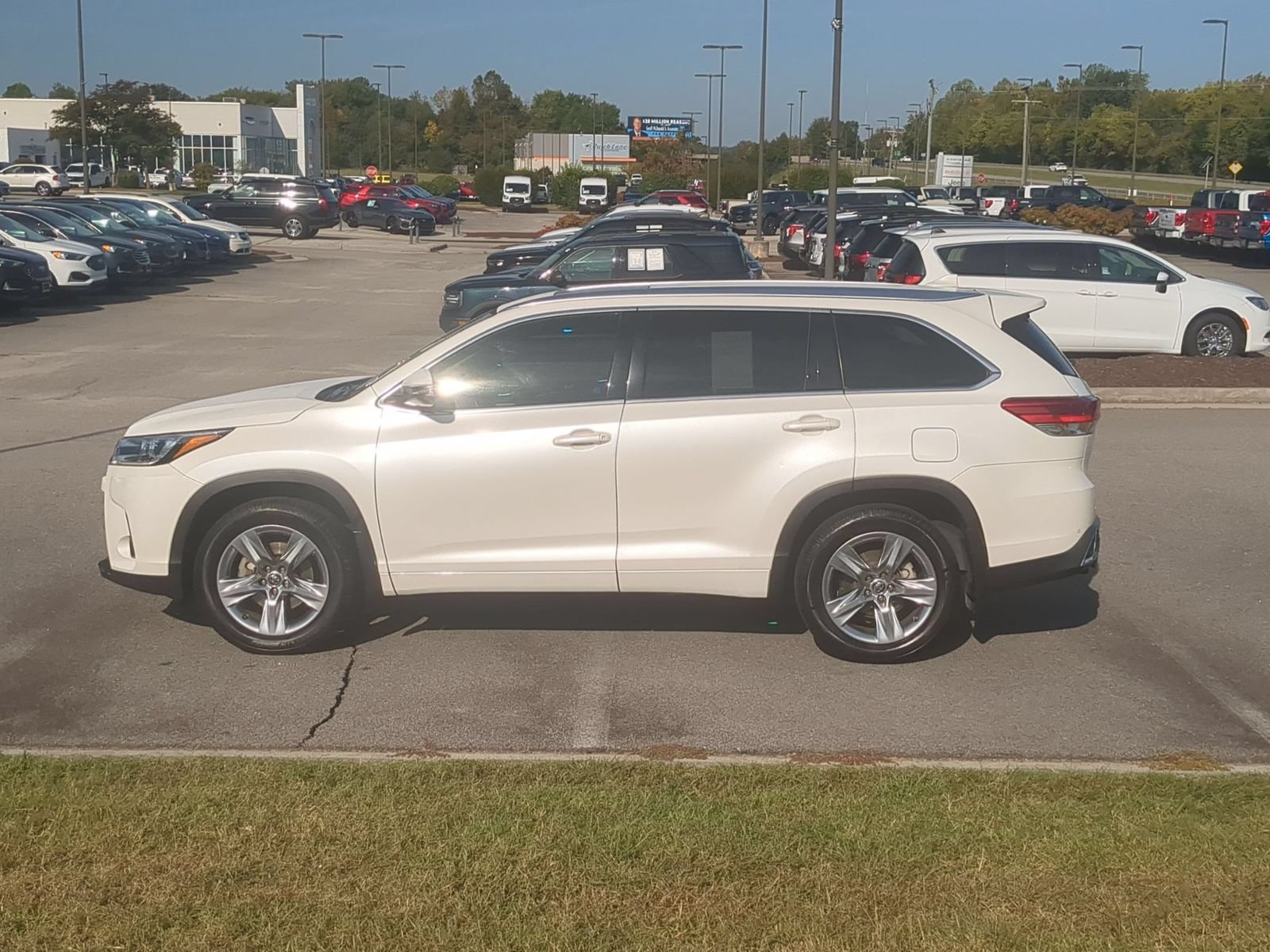 Used 2017 Toyota Highlander Limited AWD/4WD image 6