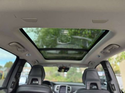Used 2017 Volvo XC90 T6 Momentum w/ Vision Package image 10