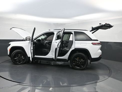 Used 2022 Jeep Grand Cherokee Altitude AWD/4WD image 39