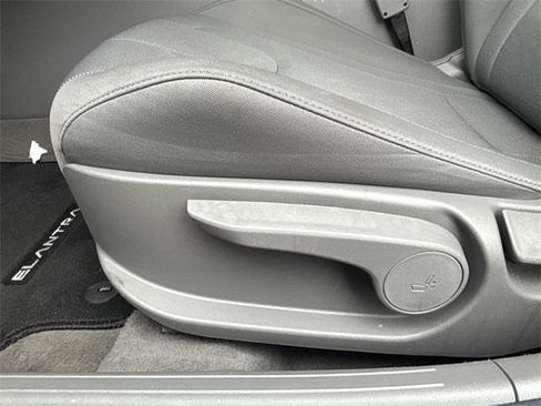 Certified 2025 Hyundai Elantra SE image 12