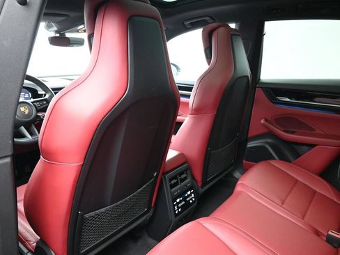 Certified 2025 Porsche Macan Electric RWD image 8