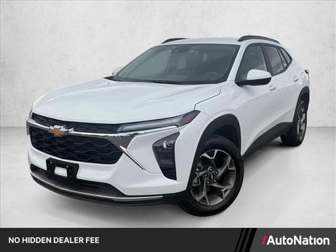 Used 2025 Chevrolet Trax LT FWD image 1