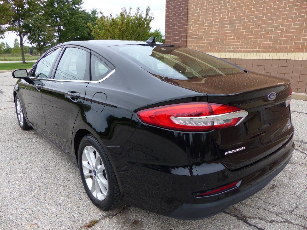 Used 2020 Ford Fusion SE FWD image 6